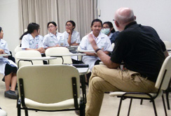 Studierende am Surin Provincial Hospital bei der Visitationsbesprechung mit Dr. Phoomchai Suvaraksakul, Frau Dr. Ningpakarat und Prof. Schwarz. Foto: privat.