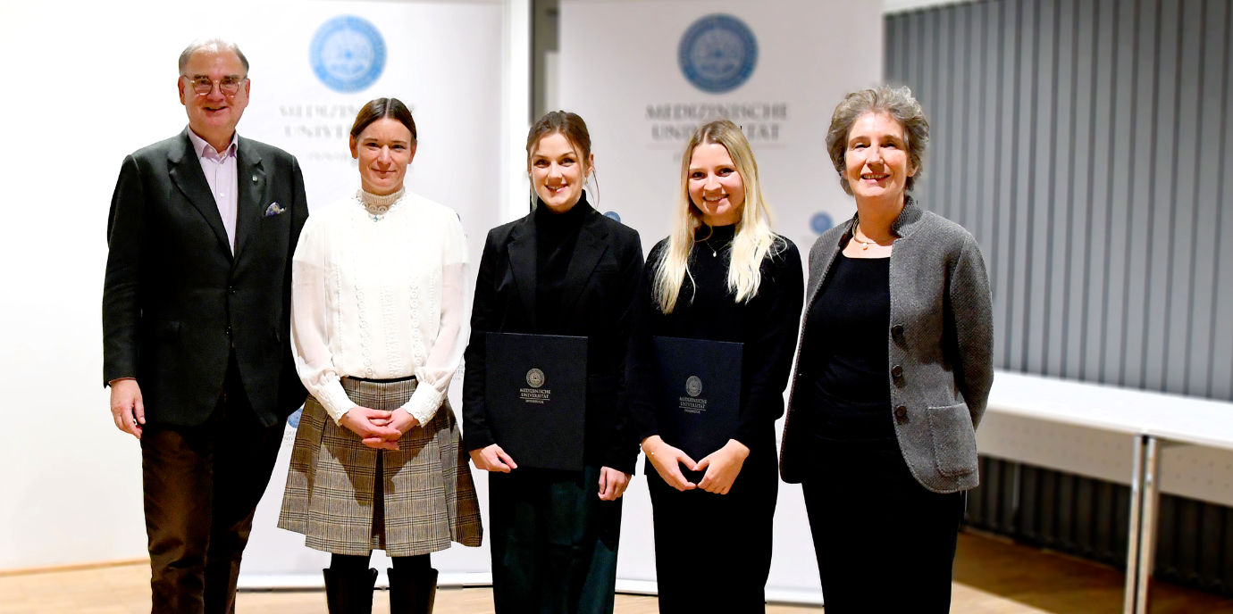 Lena Tschiderer und Lisa Kelm nahmen ihre Preise für Gender Medizin Forschung von Rektor Wolfgang Fleischhacker, Christine Bandtlow und Laudatorin Sabine Ludwig entgegen. genderpreis.jpg