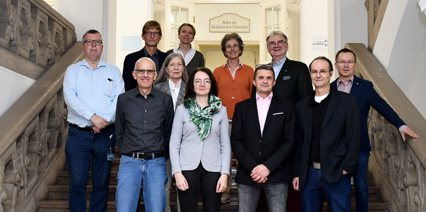 BU: Das Rektoratsteam mit den sieben Professorinnen und Professoren. gruppenfoto_entfrisstung_2024_thema.jpg