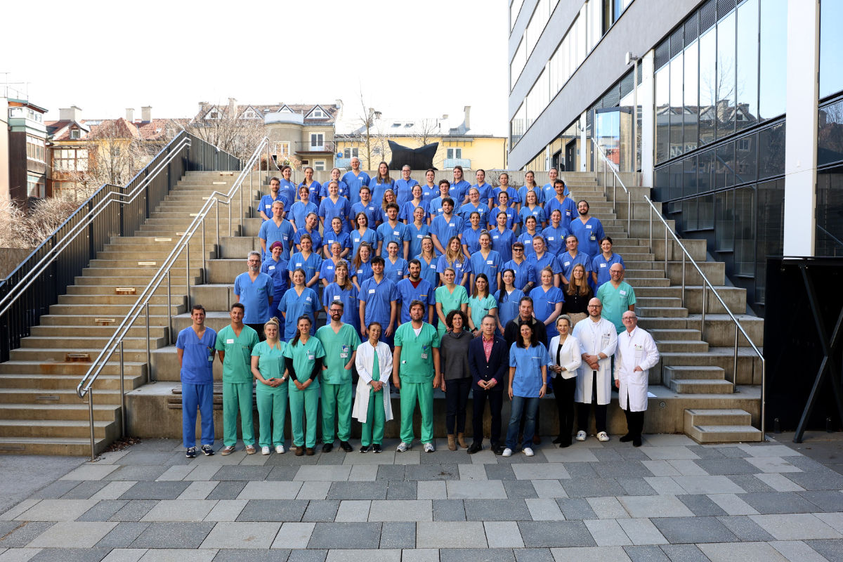 Gruppenbild mit Teilnehmer:innen und Unterstützer:innen des Projekts