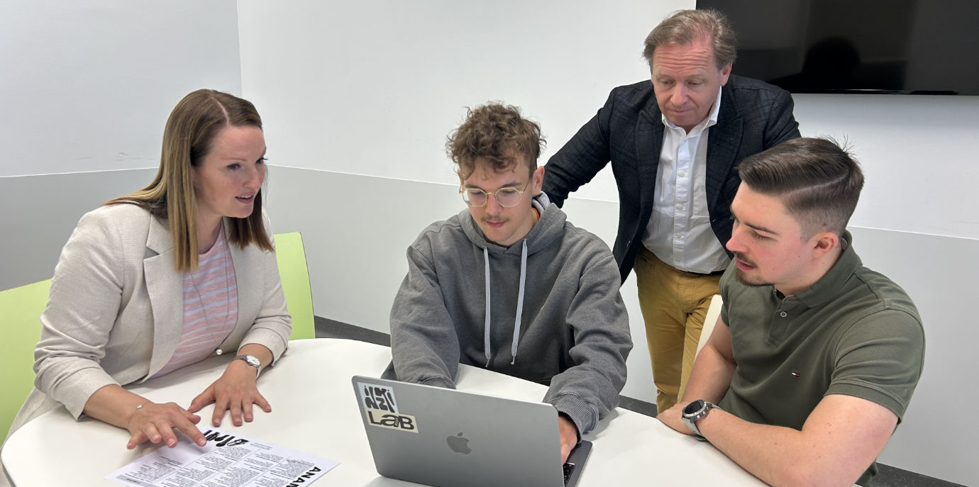 Die LehrprojektleiterInnen Alexandra Huber (l.) und Stefan Höfer (3.v.l.) mit den Studierenden Ben Hofbauer (2.v.l.) und Friedrich Völkl (r.) ki_aegf.jpg