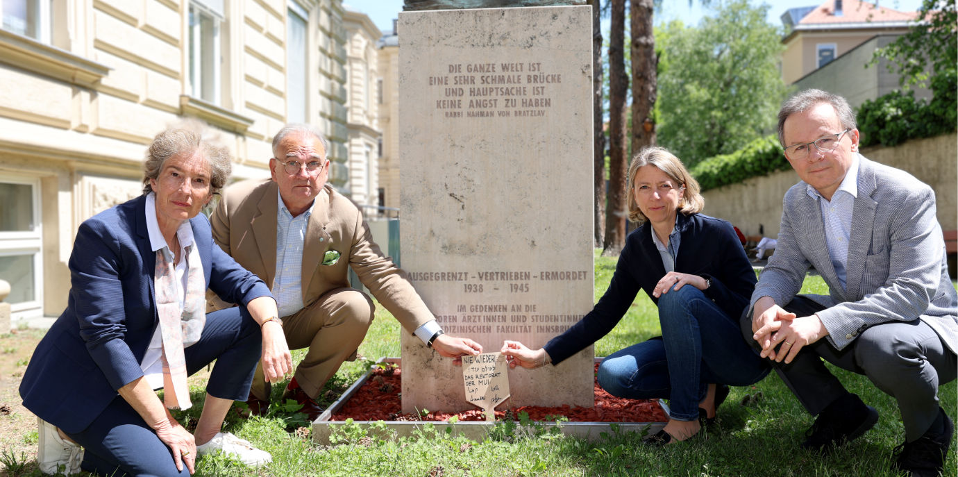 Das Rektoratsteam mit VRin Christine Bandtlow, Rektor Wolfgang Fleischhacker, VRin Birgit Hochenegger-Stoirer und VR Wolfgang Prodinger (v.l.) mit Tafel vor dem Mahnmal. (c)MUI/Bullock mahnmal_rektorat.jpg