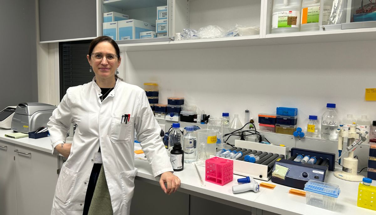 Claudia Manzl im Labormantel