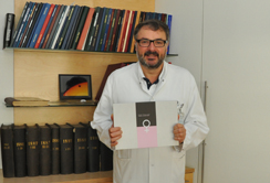 Univ.-Prof. Dr. Christian Marth mit der HPV-Infobox für GynäkologInnen Univ.-Prof. Dr. Christian Marth mit der HPV-Infobox für GynäkologInnen