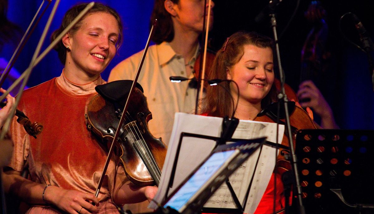 Magdalena Trobos bei einem Konzertauftritt mit ihrer Bratsche gemeinsam mit anderen Streicher:innen