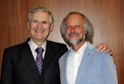 Mitochondrien-Forscher unter sich: em.Univ.-Prof. Gottfried Schatz (li.) und Ao. Univ.-Prof. Erich Gnaiger. nat_med_schatz.jpg