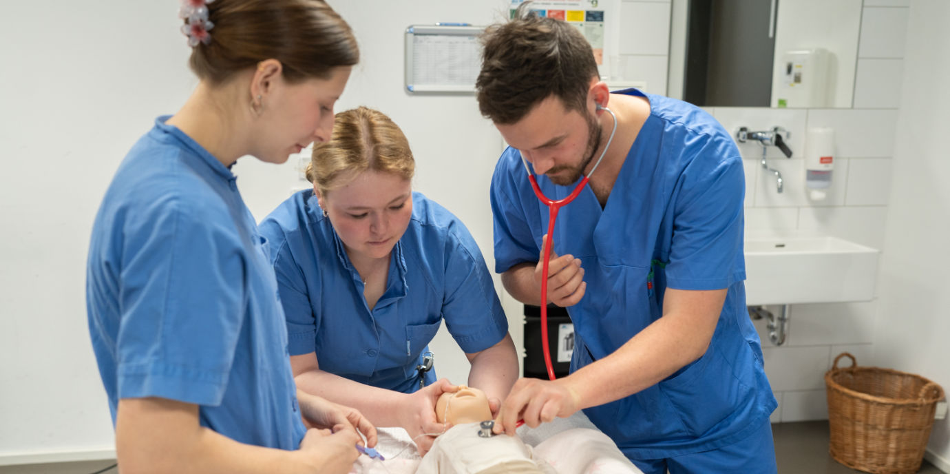 Das Pilotprojekt interdisziplinäres pädiatrischen Training übten Studierende der Medizin und der Gesundheits- und Krankenpflege gemeinsam Skills (Bildquelle: fh gesundheit) pilotprojekt.jpg
