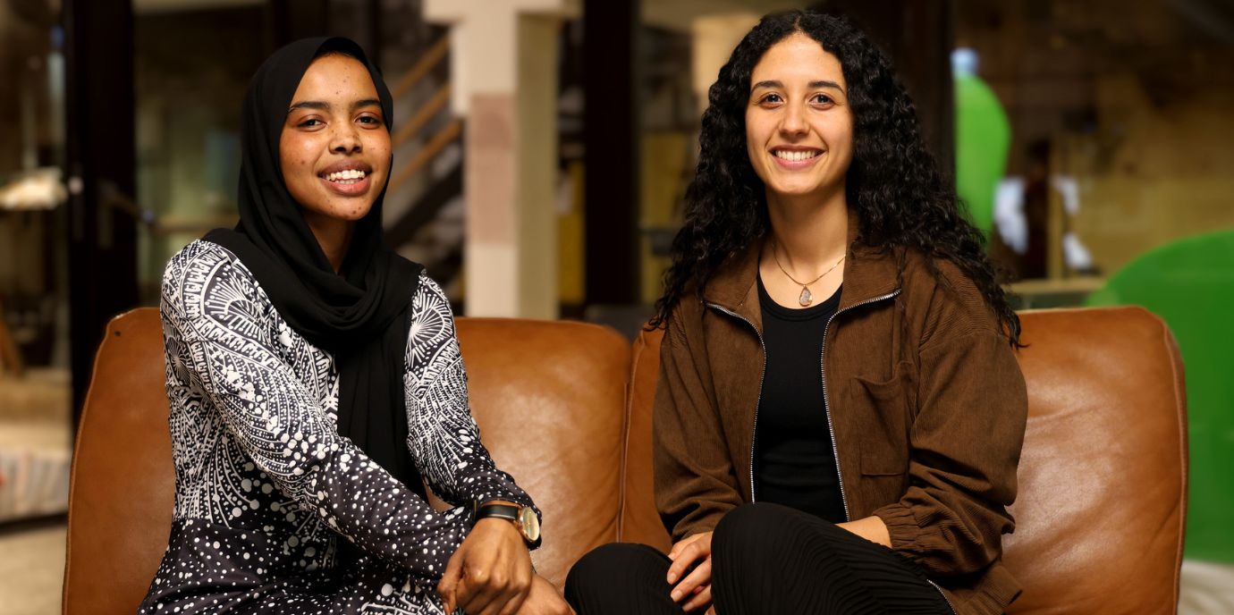 Mit ihrer Mentorin Hager (r.) kann die 18-jährige Marwa nicht nur ihre Berufswünsche besprechen, sondern auch „einfach gemütlich quatschen“ sindbad_portraet.jpg