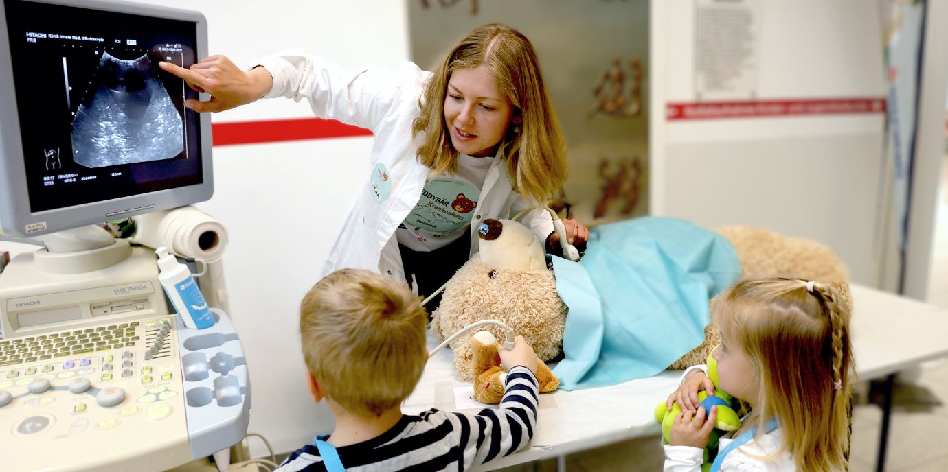 Im Teddybärkrankenhaus bringen Studierende Kindern spielerisch Situationen aus dem Alltag einer Klinik oder Arztpraxis näher. teddybaer2025.jpg