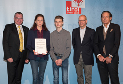 v.l.: Arbeitslandesrat Johannes Tratter, A.Univ.Prof.in Dr.in Marion Pavlic, Patrick Knjisa, Lehrling für Labortechnik Chemie mit Matura, Peter Schumacher, Leiter der Lehrlingsabteilung der AK Tirol und Wirtschaftskammer-Präsident Jürgen Bodenseer. (Foto: Land Tirol) thema_GMI_Lehrbetrieb.jpg