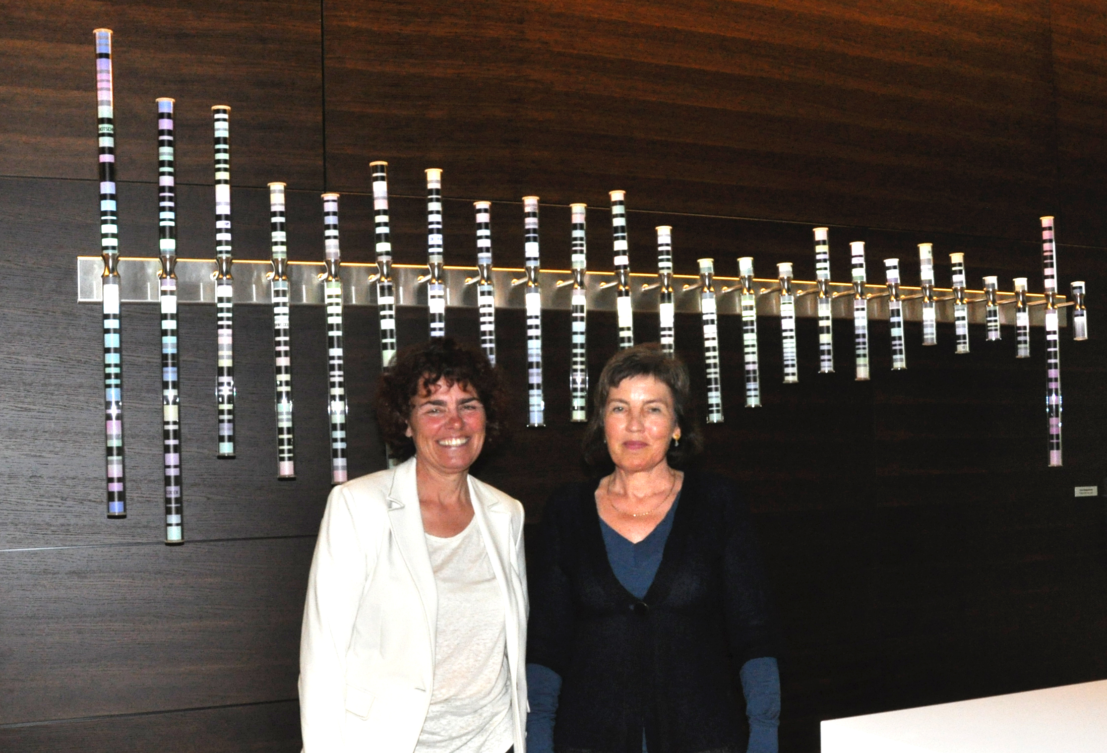 v.l.: Helene Keller (Künstlerin) und Prof.in Gabriele Werner-Felmayer vor dem Kunstobjekt Con`Sequences, das in der CCB-Mensa einen repräsentativen Platz gefunden hat. thema_con´sequences.jpg