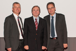 v.l.: Univ.-Doz. Dr. Michael Fiegl, Univ.-Prof. Dr. Günther Gastl, Direktor der Univ.-Klinik für Innere Medizin V, Univ.-Prof. Wolfgang Hilbe, Stellvertretender Direktor der Univ.-Klinik für Innere Medizin V thema_gastl_symposium.jpg