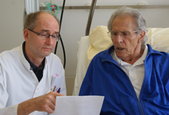 Univ.-Prof. Dr.med.univ. Reinhard Stauder MSc, Leiter der Programmdirektion „Geriatrische Onkologie“ (li.) bei der Besprechung des Assessment mit einem Patienten. stauder_patient