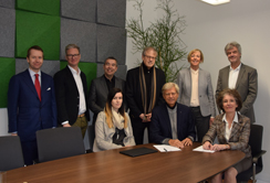 Sitzend, v.l.: Magdalena Hauser-Venier, Dr. Hermann Hauser, Vizerektorin Univ.-Prof.in Dr.in Christine Bandtlow. Stehend, v.l.: MMag. Marco Freek, Walter Ischia, CEMIT-Geschäftsführer Bernhard Hofer, MSc., Johannes Hauser, Rektorin o.Univ.-Prof.in Dr.in Helga Fritsch und Josef Hauser. thema_vertrag_hauser.jpg