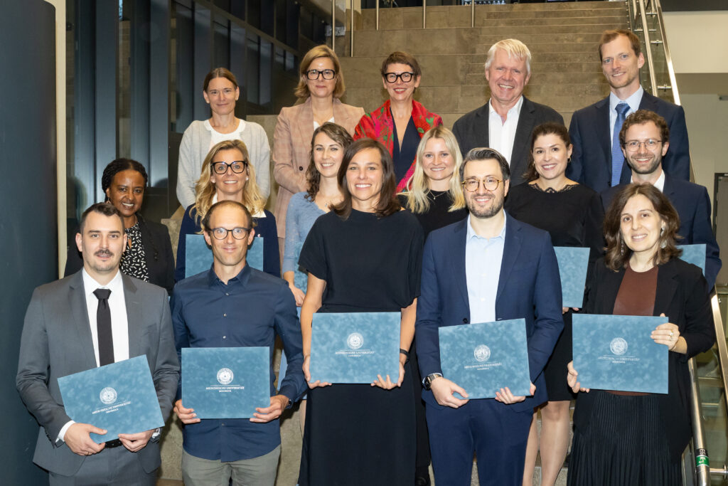 Vorne v.l.: Leo Winter-Pölzl, Josef Fritz, Elisabeth Gasteiger, Ivan Lechner, Elisabetta Indelicato; Mitte v.l.: Wegene Borena, Christine Brunner, Marina Peball, Lena Tschiderer, Christina Tiller, Lukas Lanser; Hinten v.l.: Sabine Ludwig, Bettina Toth, Patrizia Stoitzner, Gert Mayer, Fabian Steinkohl. Foto: MUI/F. Lechner
