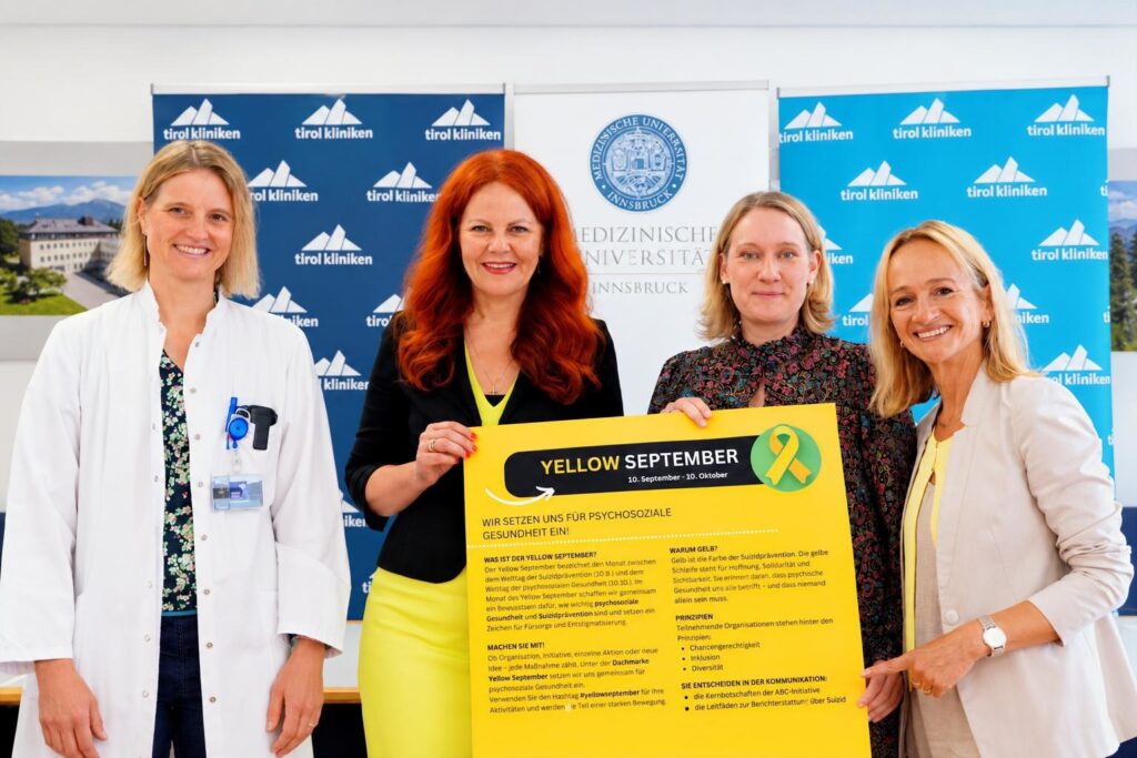 Bei einer Pressekonferenz sprachen Katharina Hüfner, Cornelia Hagele, Ann-Christi Ma und Barbara Haid über die gesundheitlichen Risiken, die Einsamkeit mit sich bringt und sie stellten das Yellow September-Programm vor. (Foto: tirol kliniken/Lisa Sistad)