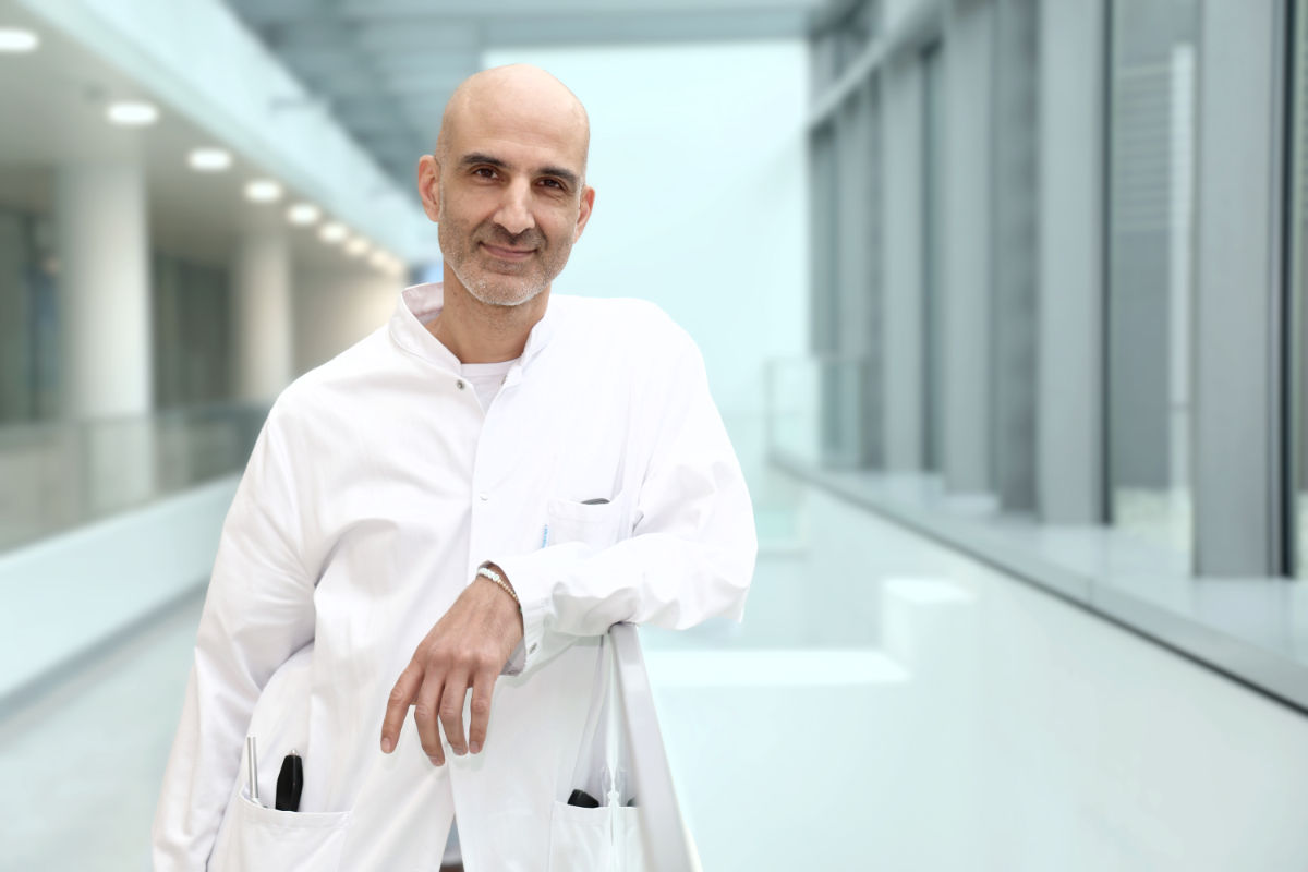 Atbin Djamshidian im weißen Arztkittel