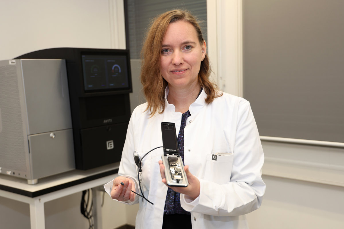 Neuropathologin Adelheid Wöhrer mit dem Nanopore Sequencing Gerät. Foto: MUI/Bullock