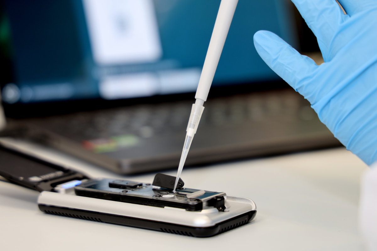 Das Nanonpore Sequencing Gerät ist nicht größer als ein Mobiltelefon. Foto MUI/Bullock