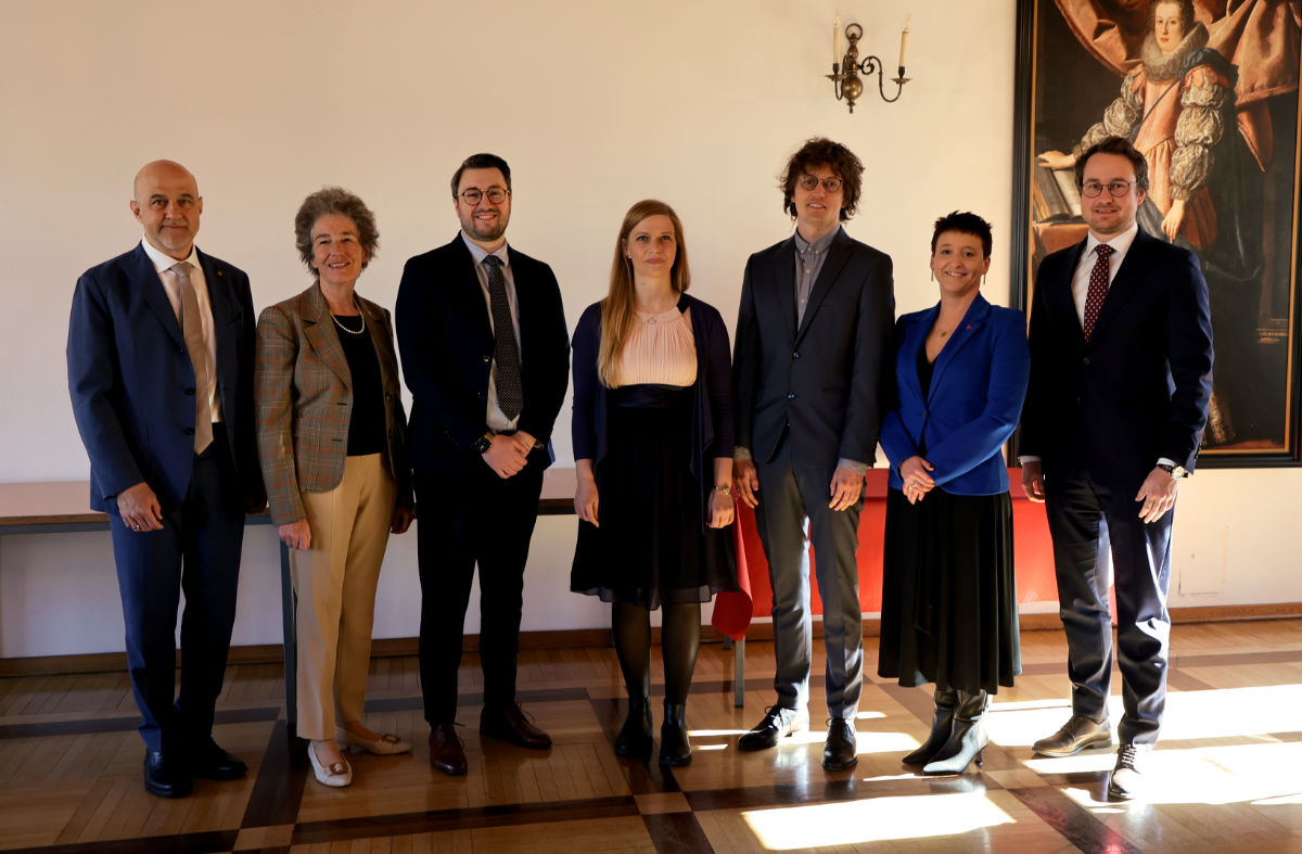 Vizerektor Gregor Weihs (Uni Innsbruck) und Vizerektorin Christine Bandtlow (MedUni Innsbruck) mit den Preisträger:innen Ivan Lechner, Stefanie Geisler, Karol Piotr Gietka, Monika Kirner-Ludwig sowie Stephan Agnolazza-Hoop (Ministerium für Äußeres, Bildung und Sport, Liechtenstein).
