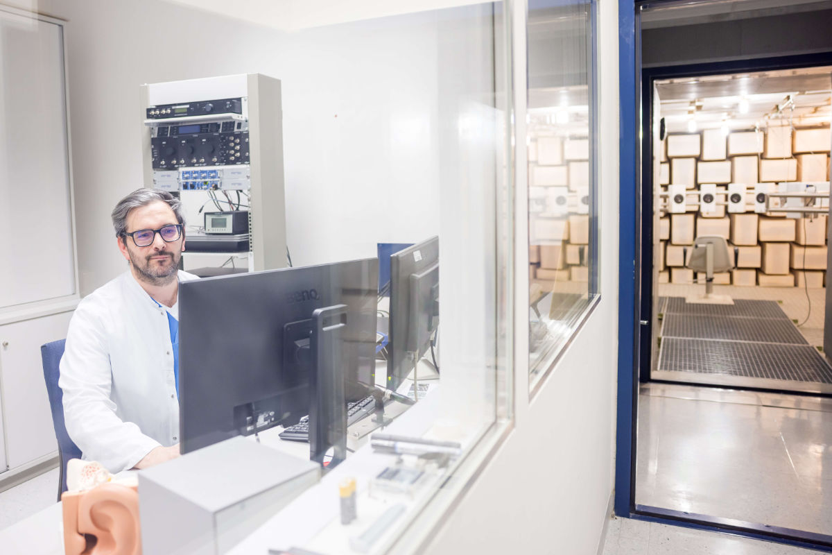 Philipp Zelger vorm Computer bei der Camera Silenta.